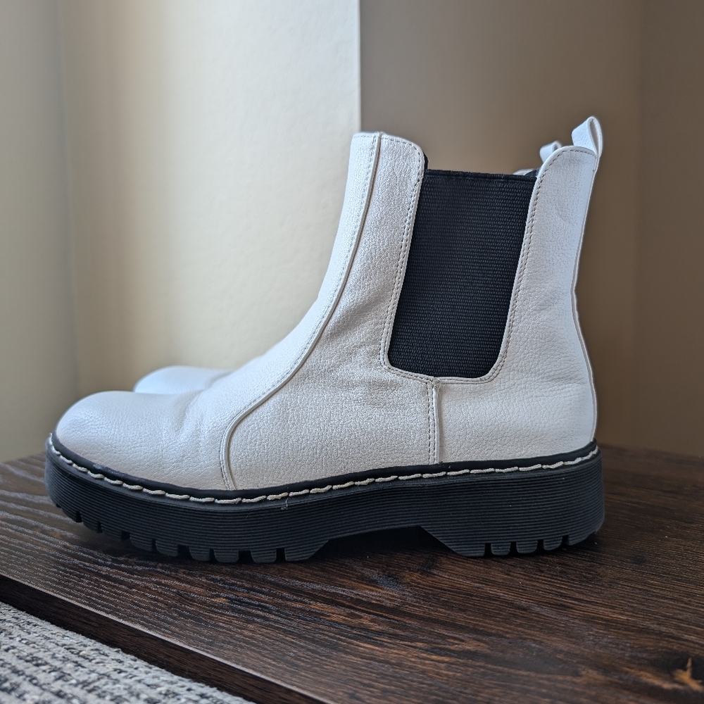 Sincerely Jules Hippie White Leather Platform Lug Soles Pull-on Chelsea Boots